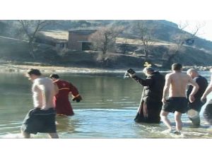 Çoluk Çocuk Demeden Buz Gibi Suya Daldılar