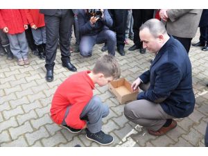 Bir Çift Ayakkabı Minik Öğrencilerin Mutluluğu Oldu