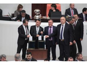 Chp Ve Mhp’li Vekillerden Oylama Pozu