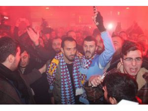 Trabzonsporun Yeni Transferi Erkan Zengin Trabzonda Coşkuyla Karşılandı.