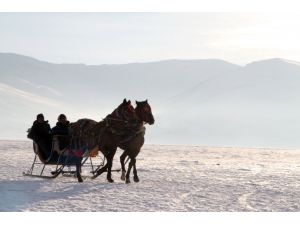 Atlı Kızakçılar Ekmeğini Buzdan Kazanıyor
