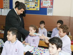 Öğrencilere Ağız Ve Diş Bakım Seti Hediye Edildi