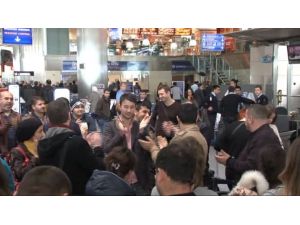 Havalimanında Alkışlı Protesto