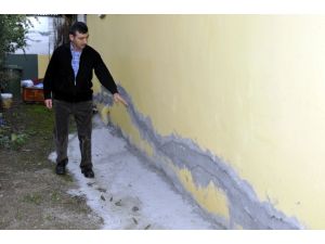 (Özel Haber) Yalovada Toprak Kayması Evlerin Duvarını Çatlattı