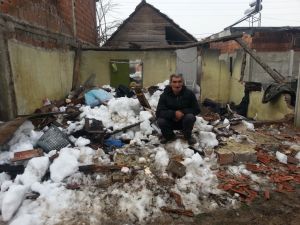 (Özel Haber) Yoğun Kar Yağışı Düzce’de Bir Kişiyi Evsiz Bıraktı