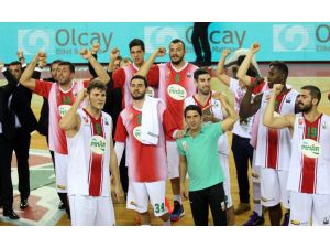 Pınar Karşıyaka Zirveyi Sevdi