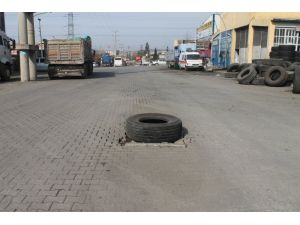 Yoldaki Çukura Lastikli Uyarı