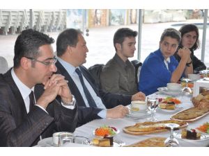 Twitter Takipçileriyle Yemekte Buluştu