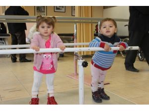 Suriyeli İkiz Bebeklere Ortez Takıldı