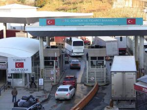 Akaryakıt Fiyatlarındaki Düşüş Sarp Sınır Kapısındaki Araç Trafiğini Rahatlattı