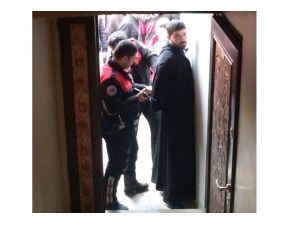 Çarşafları Kız Arkadaşları İçin Giymişler