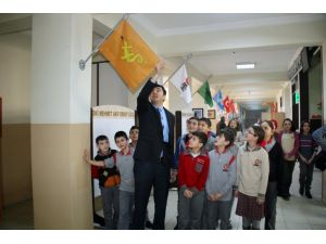 Öğrencilerden Cumhurbaşkanı Erdoğan’a Bayraklı Destek