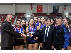 Genç Kızlar Voleybolda Kupalar Sahiplerini Buldu