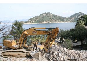 Atıl Bırakılan Gizli Cennet Yıkılıyor