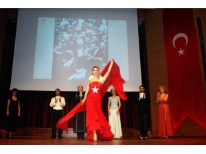 Üniversitelilerin Atatürk Ve Cumhuriyet Defilesi Nefes Kesti
