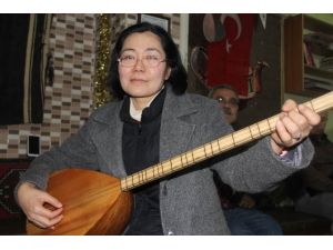 Japon Gelin Türkü Söylüyor Bağlama Çalıyor