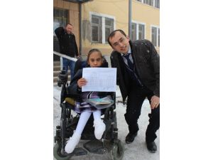 Engelli Özgenur’un Karne Sevinci