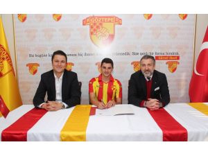 Göztepe’de Salim İyik Profesyonel Oldu
