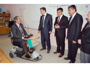 (Özel Haber) Engelli Öğretmen, Öğrencilerine Karnelerini Dağıttı
