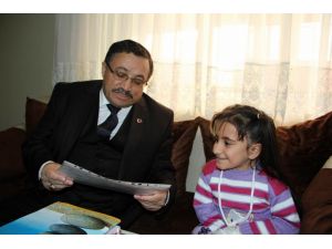 Cam Kız Karnesini Evinde Aldı