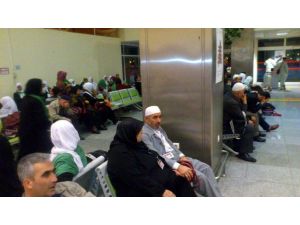 Umre Yolcuları 11 Saattir Havaalanında Bekliyor
