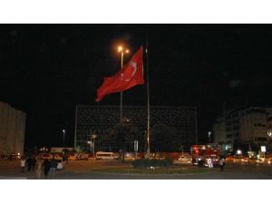Taksim’deki Dev Bayrak Yarıya İndirildi