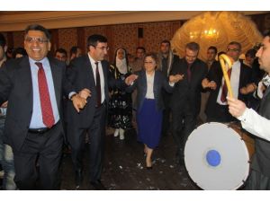 Kürtçe Şarkılar Eşliğinde Halay Çekti