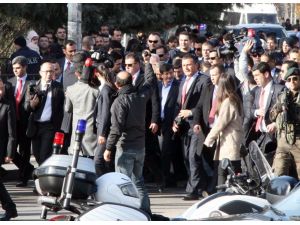 Başbakan Davutoğlu, El Öpüp Simit Dağıttı