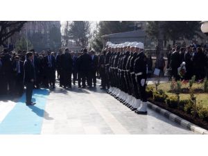 Başbakan Davutoğlu Diyarbakır Valiliği’ni Ziyaret Etti