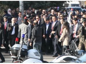 Başbakan Davutoğlu El Öpüp Simit Dağıttı