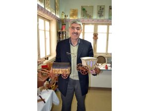 (Özel Haber) Evini Atölyeye Çeviren Emeklinin Eserleri Büyük İlgi Görüyor