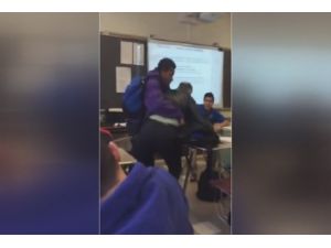 Öğrenci Öğretmenini Yerden Yere Vurdu