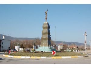 (Özel Haber) Köprü Faciasında Ölenlerin Anısına Heykel Dikildi