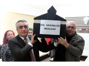 Diş Hekimleri Tabutla Yola Çıkacak