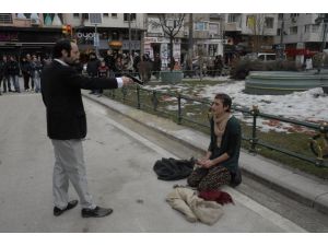 Vatandaşların Bakışları Arasında Silahını Çekti