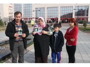 Sokak Afişleriyle Oğluna Hayat Arıyor