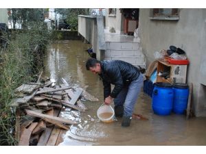 Sağanak Yağış Su Baskınlarına Sebep Oldu