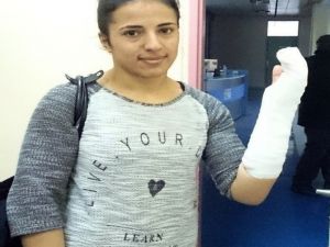 Kırık Elle Şampiyon Oldu