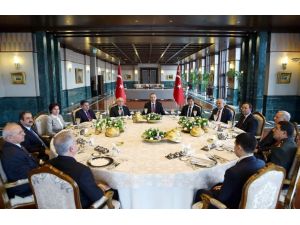 Devletin Zirvesi Yemekte Bir Araya Geldi