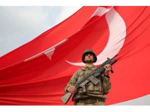 Suriye Sınırına Dev Türk Bayrağı Dikildi