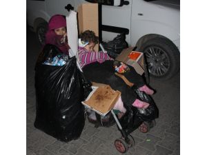 Annesinin Atık Kağıt Topladığı Pusette Uyudu