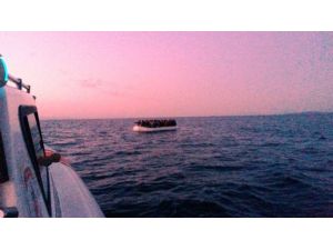 Kaçak Göçmenleri Taşıyan Bot Battı: 24 Kayıp