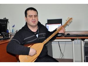 Görme Engelli Gencin On Parmağında On Marifet