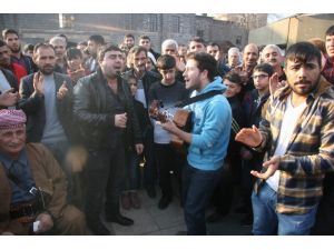 Diyarbakırlı Gençler, Kobaninin Kurtuluşunu Şarkı Söyleyerek Kutladı
