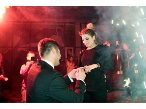 Pankartla Evlenme Teklif Etti
