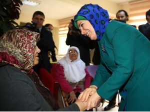 Emine Erdoğan, Kırşehir’de Şehit Ailesi Ve Huzurevini Ziyaret Etti