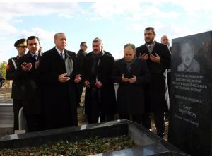 Cumhurbaşkanı Erdoğan, Neşet Ertaş’ın Kabrini Ziyaret Etti