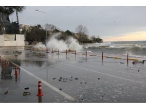 Sinop’ta Dev Dalgalar Yolu Trafiğe Kapattı