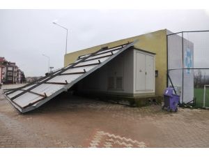 Fırtına Stadın Çatısını Uçurdu