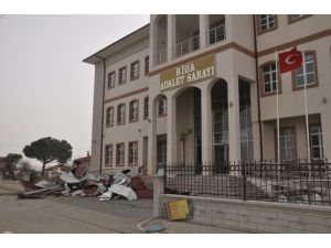 Biga Adalet Sarayı’nın Çatısı Uçtu